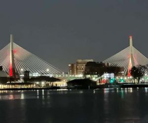 Boston’un sembol köprüleri kırmızı beyazla ışıklandırıldı