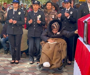 Depremde polis eşini ve 3 çocuğunu kaybetti, tekerlekli sandalye üzerinde tabuta son kez dokundu