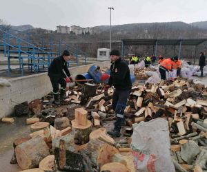 Park ve Bahçeler Müdürlüğü ekiplerinin depremzedeler için odun seferberliği