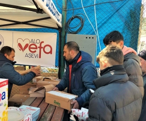 VEFA Hattı ekipleri depremzedelere sıcak yemek ikram ediyor