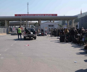 Suriyeliler depremden etkilenen yakınları için memleketlerine gitmeye başladı