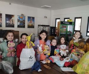 Simav’da ortaokul öğrencilerinden depremzede çocuklara oyuncak