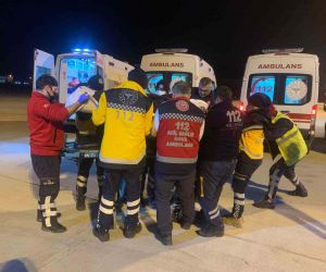Ambulans uçak yaralı afetzedeler için Türkiye semalarında