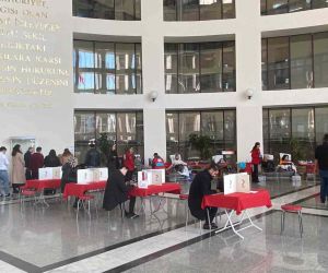 Bakırköy Adalet Sarayı’nda depremzedeler için kan verme noktası kuruldu