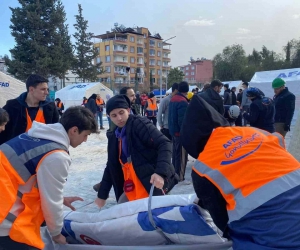Ekipleri enkazda, gönüllüleri vatandaşın yanında