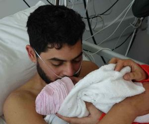 Deprem gecesi baba olmuş: 261 saat sonra kurtarılan baba, eşi ve bebeğiyle buluştu