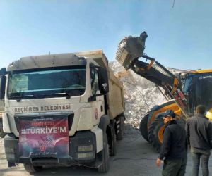 Keçiören Belediyesi iş makineleriyle deprem bölgesinde