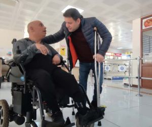 Engelli aracı enkaz altında kalan Ahmet Aslan’a akülü engelli aracı hediye edildi