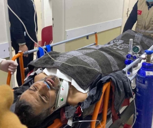 Depremin 296. saatinde kurtarılan Suriyeli Muhammed’in doktorlarla konuştuğu anlar kamerada