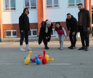 Batmanlı gönüllü öğretmenler Adıyaman’da depremzede çocuklara oyuncak dağıttı