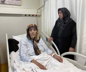 Depreme hastanede yakalanan 84 yaşındaki Emine Teyze’yi hemşire kurtardı