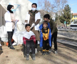 Çadır kentlerde 12 kişilik kuaför ekibi depremzedeler için seferber oldu