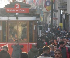 İstanbul’da güneşli havayı fırsat bilen vatandaşlar İstiklal Caddesi’ne akın etti