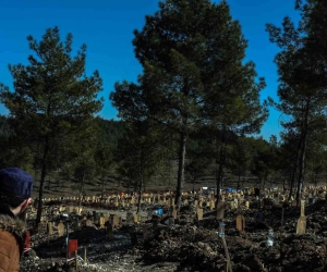 Kahramanmaraş’ta mezar yerlerini kaybetmek istemeyen aileler iz bırakıyor