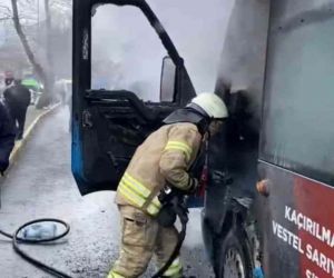 Sarıyer’de yanan minibüs itfaiye ekiplerince söndürüldü