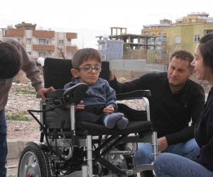 Cam kemik hastası Mustafa’nın akülü araba hayali Almanya’dan gerçekleştirildi
