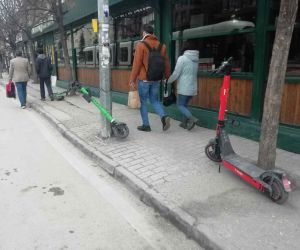 Özensizce park edilen scooterlar kaldırımdan geçenlere engel oluyor