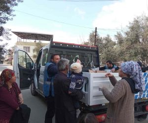 Ümraniye Belediyesi ekipleri afetzedelere gıda, giysi ve battaniye dağıttı