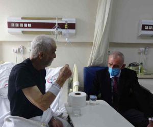 Marmaris Kaymakamı Aksoy devlet hastanesinde tedavi gören depremzedeler ile görüştü