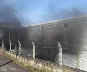 Trabzon’un Arsin ilçesinde bir depoda çıkan yangın ve yoğun duman paniğe neden oldu