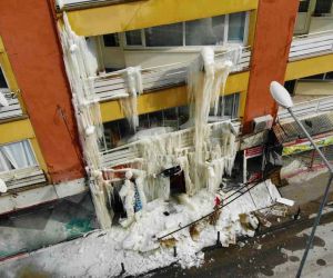 Kombisi patlayan ağır hasarlı bina, soğuk havada buz dağına döndü