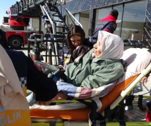 11’inci kattaki evlerinden çıkamayan anne ve oğlu 384 saat sonra kurtarıldı