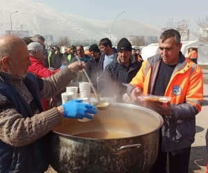 Anne, baba ve 2 çocuğunu kaybetti, depremzedelere yardıma koştu