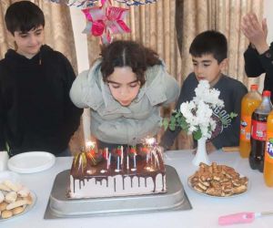 Depremzede Fatma’ya polislerden doğum günü sürprizi