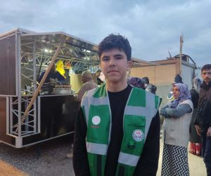 Depremden kurtulan Muhammed, gönüllü olarak depremzedelere yardım ediyor