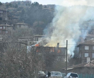 Sobadan çıkan yangında evde bulunan tüpler patladı, köyü korku sardı