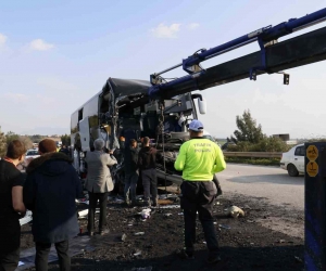 Depremzedeleri taşıyan otobüs kaza yaptı: 2 ölü, 6 yaralı