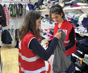 Depremi yaşayan kız kardeşler afetzedelere umut oldu