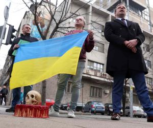Rusya’nın Belgrad Büyükelçiliğinin önüne “ölüm pastası” bırakıldı