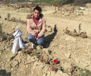 Depremde hayatını kaybeden yeğeninin mezarına sünnetliğini astı