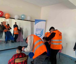 Muradiye’deki gönüllü berberler depremzede çocukları tıraş etti