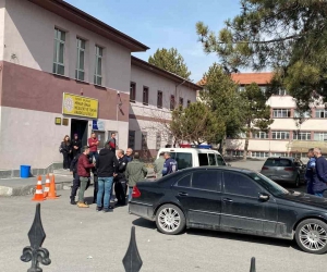 Şaka yaparken arkadaşını bıçakladı