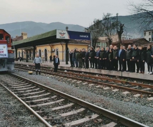 Odun yüklü 20 vagon deprem bölgesine gitmek üzere yola çıktı