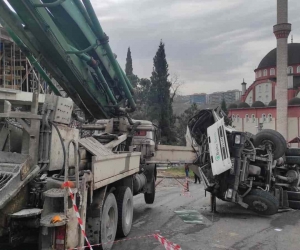 Freni boşalan mikser kamyonu beton pompasına çarparak durabildi