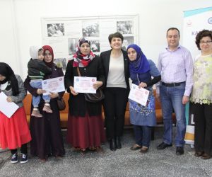 Türkçe öğrenen mülteci kadınların sertifika sevinci