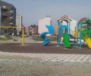 Burhaniye’de çocuklara yeni nesil oyun parkları