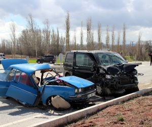 Kütahya’da otomobil ile minibüs çarpıştı: 2 ölü, 2 yaralı