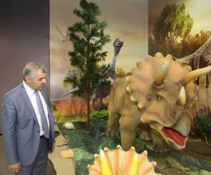 Başkan Çelik, Kayseri Bilim Merkezi’nde Nisan ayında sergilenmeye başlayacak olan Devr-i Dinozor Sergisi’ni gezdi