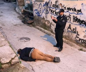 İzmir’de sokak ortasında ceset bulundu, polis başında dua etti