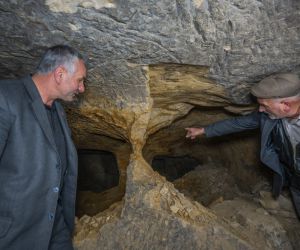 Binlerce yıllık yeraltı yerleşim yerini defineciler tahrip etti