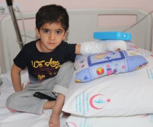 4 yaşında ki eli ters olan küçük Şiar sağlığına kavuştu