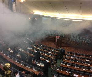 Kosova Meclisi’ne göz yaşartıcı gaz geri döndü