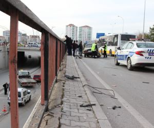 Otomobilinin ön camına korkuluk demiri düşen sürücü ölümden döndü