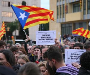 Katalan liderin tutuklanmasını protesto eden göstericiler polisle çatıştı