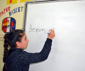 Manisa’daki Suriyeli çocuklar, Türkçe öğreniyor