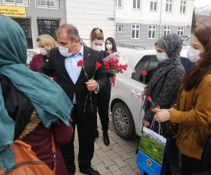 Şenoba Belediye Başkanı Alihan Babat kadınlara karanfil dağıttı